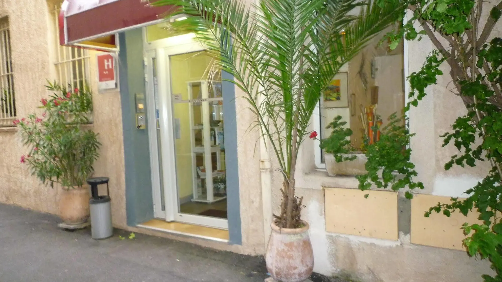 Appia Hotel Cannes 2*,