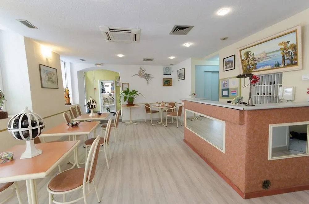 Appia Hotel Cannes 2*,