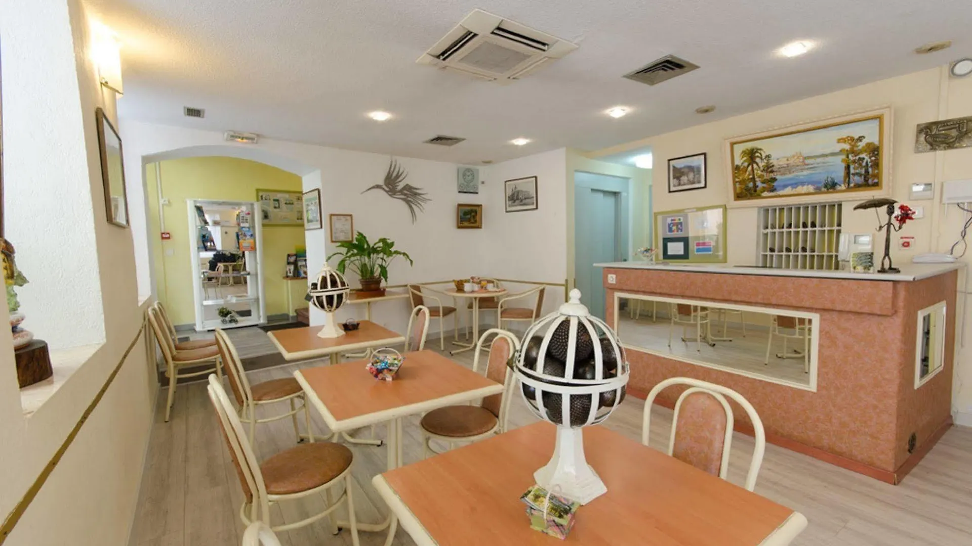 **  Appia Hotel Cannes France